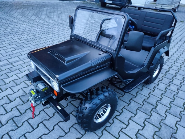 HILLBIL XTR-9 Elektro Kinderauto 1200 W, schwarz matt, konfigurierbar 10 km/h bis 40 km/h, mit Alufelgen und Anhängerkupplung, feste Sitzbank (ohne Seilwinde)